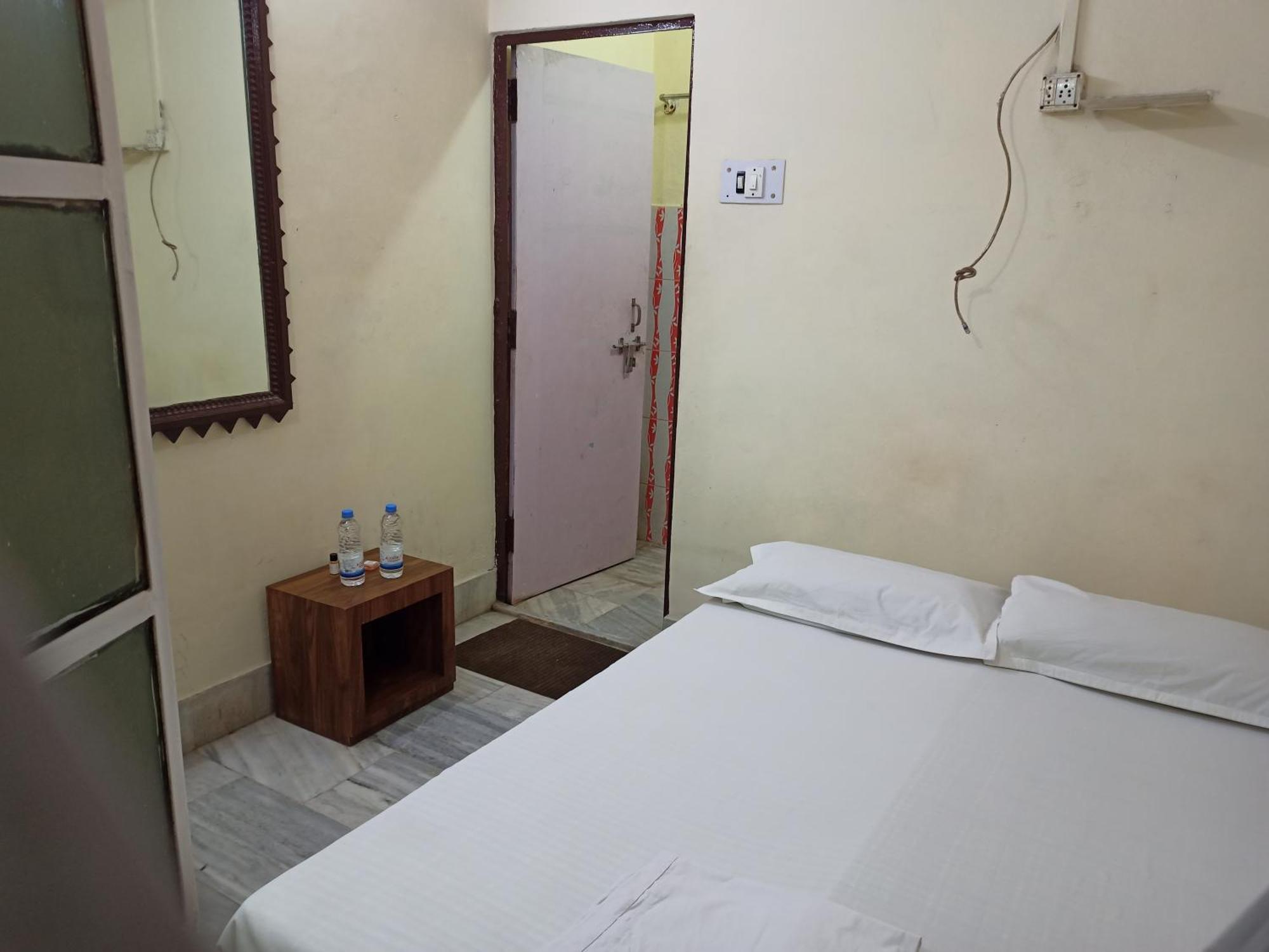 Chambre Double Standard avec Ventilateur (avec Ganga Aarti et Darshan au Temple Kashi Vishwanath)
