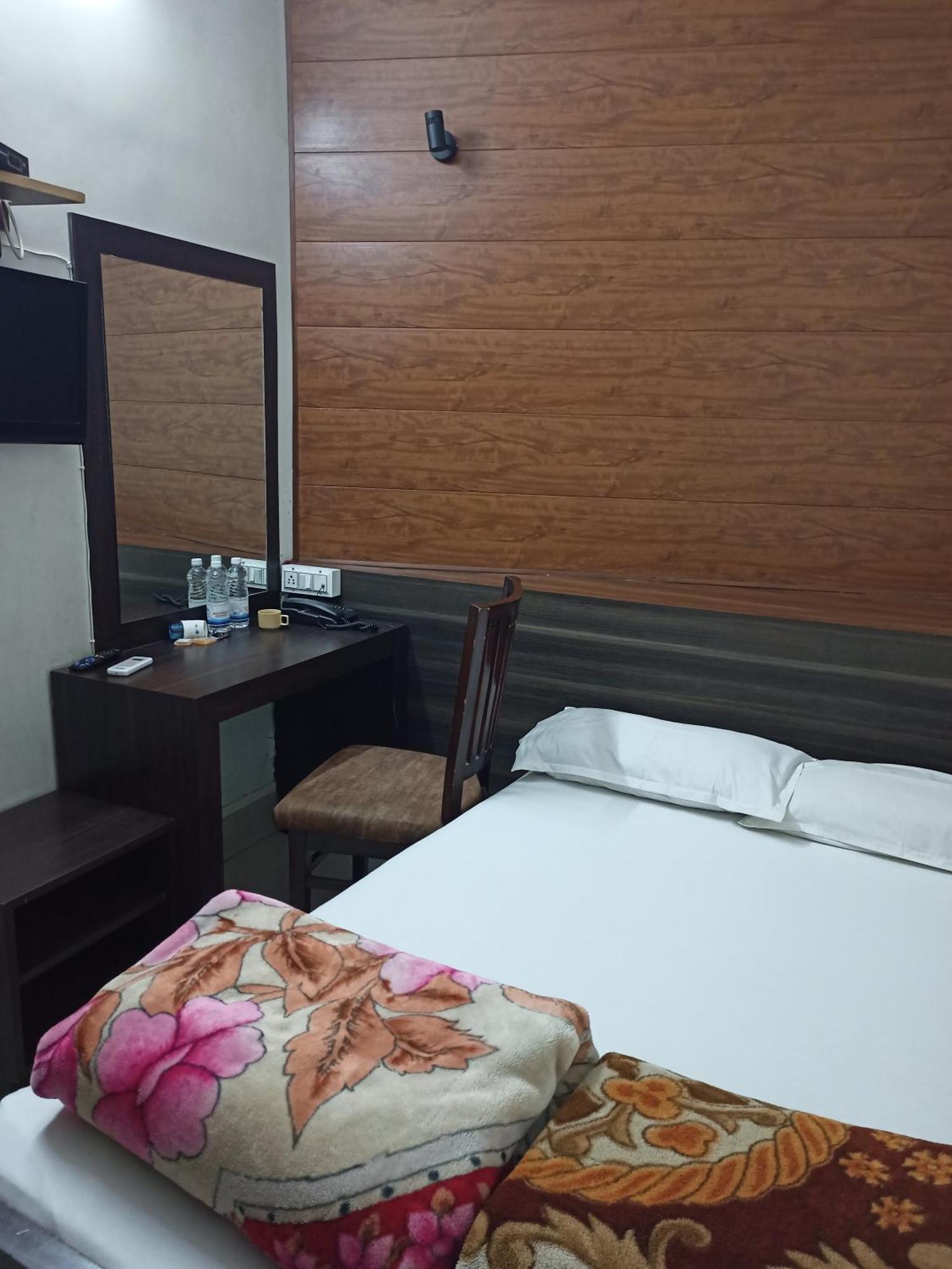 Chambre Double Standard avec Salle de Bains Commune (avec Ganga Aarti et Darshan au Temple Kashi Vishwanath)